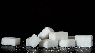 Директоров белорусских сахарных заводов задержали за продажу сахара в РФ "по бросовым ценам"