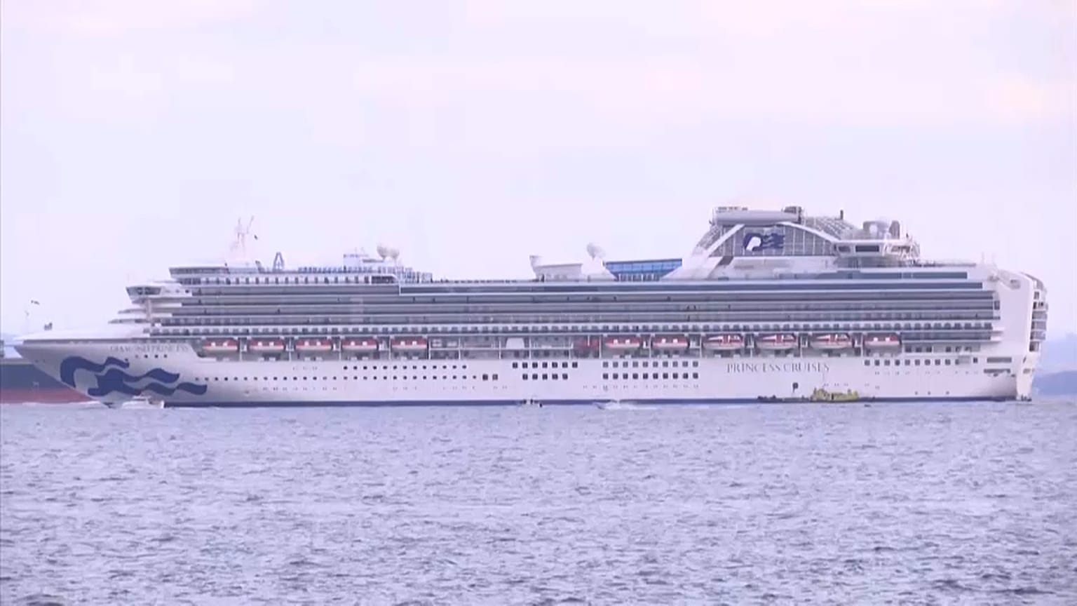 Schiff liegt vor Yokohama vor Anker