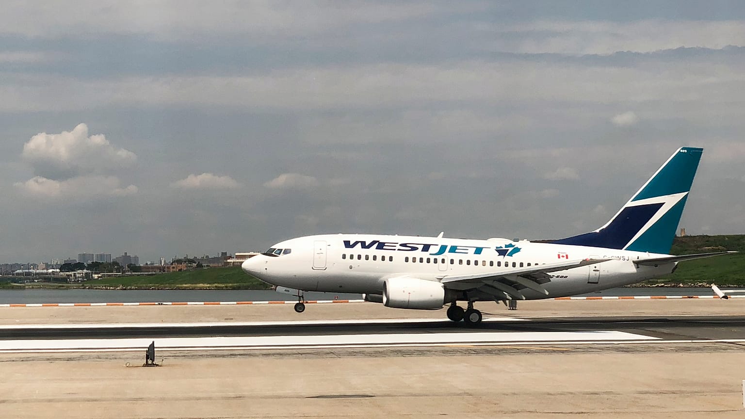 Toronto'dan Jamaika'ya gitmek üzere kalkış yapan Westjet uçağı 'koronavirüs şakası' nedeniyle geri döndü