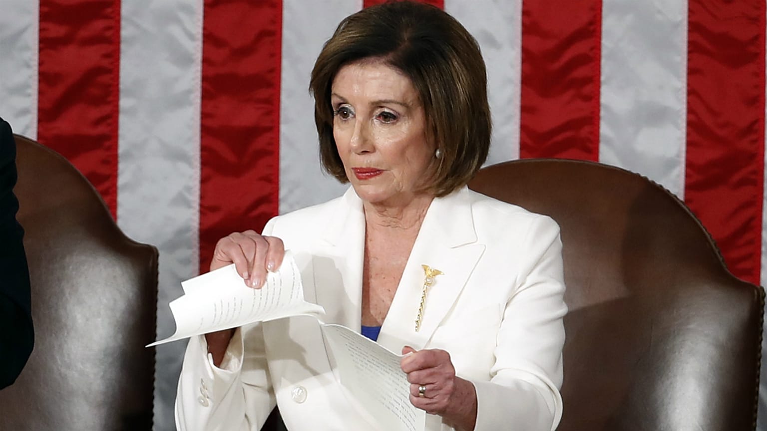 Nancy Pelosi ruba la scena a Trump