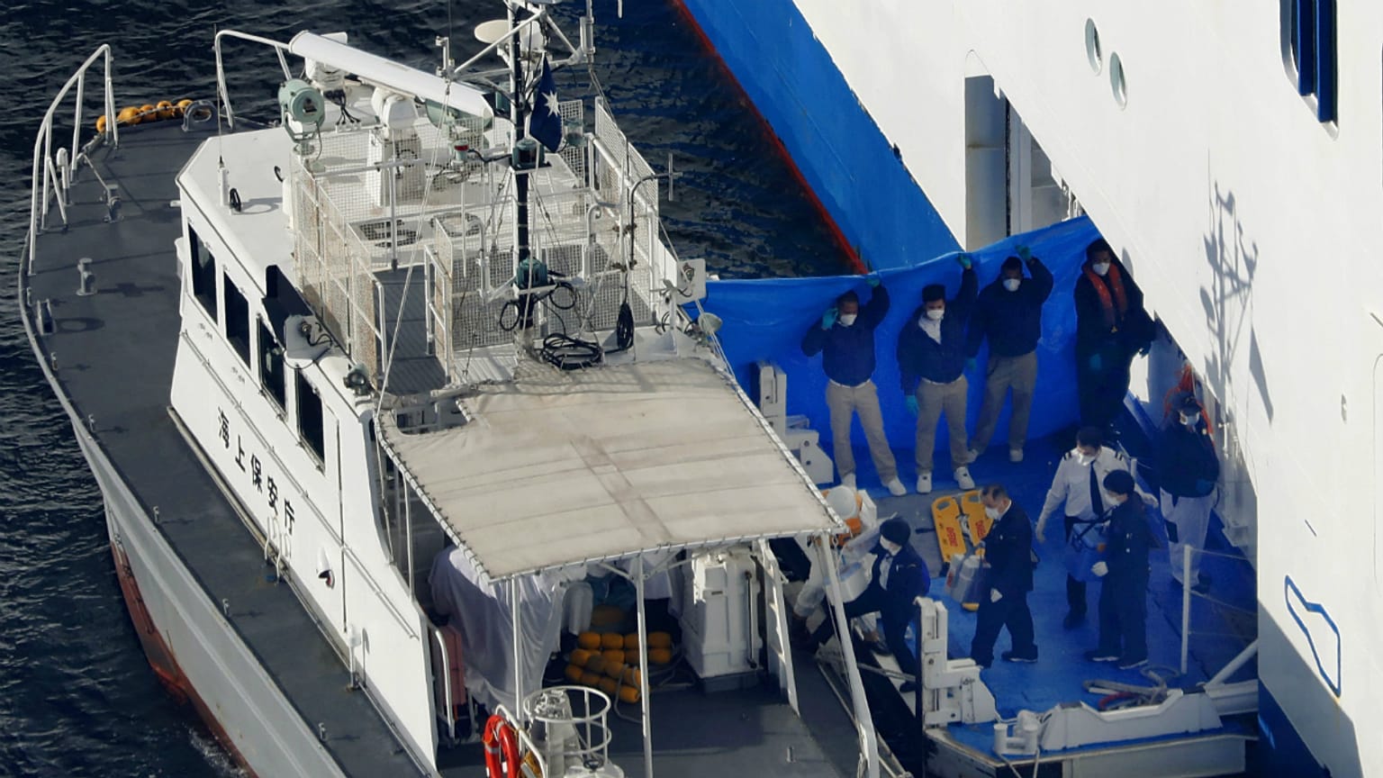 Pessoas infetadas pelo coronavírus deixam navio-cruzeiro a caminho do hospital