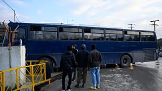 Επιθέσεις νεαρών με κράνη και ρόπαλα την Τρίτη στο κέντρο της Μυτιλήνης