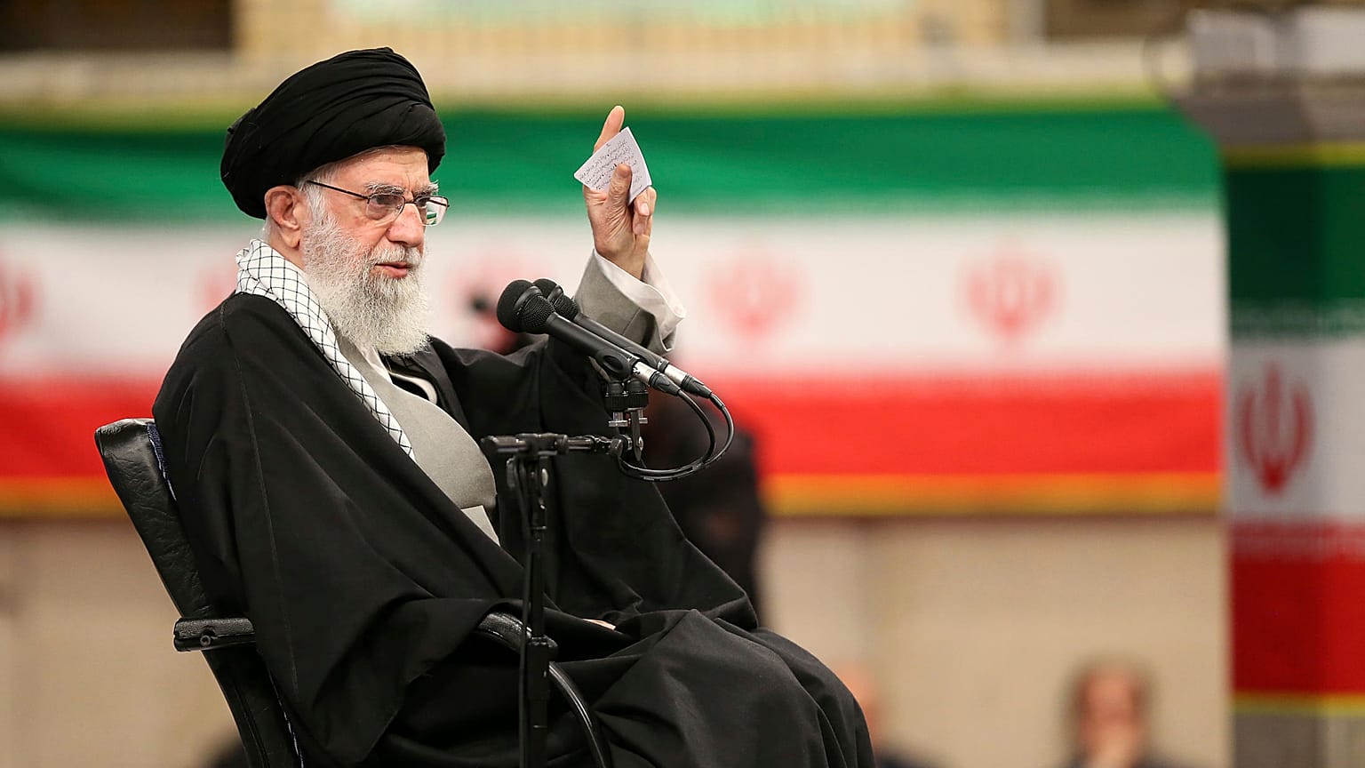 علی خامنه‌ای: ایران از گروه‌های مسلح فلسطینی هر قدر که بتواند حمایت می‌کند