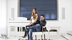 Gilbert Chikli, 50, und seine Frau Shirly Chikli, 31, posieren für ein Foto in ihrem Haus in Ashdod, Israel, am Montag, 28. März 2016.