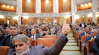 Romanya'da meclisin güven oyunu alamayan hükümet düştü