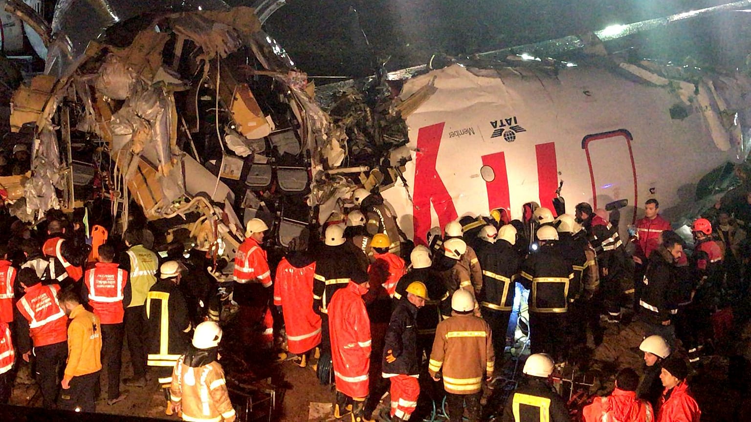 Sabiha Gökçen Havalimanı'na iniş yapan bir uçak pistten çıktı