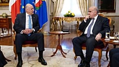 Ο υπουργός Εξωτερικών, Νίκος Δένδιας συνομιλεί με τον Πρόεδρο της Μάλτας George Vella