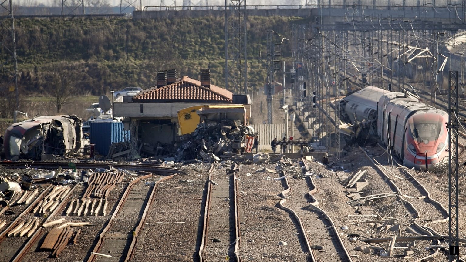 Le train à grande vitesse Milan-Salerne, après avoir déraillé le 6 février 2020, près de Lodi, dans le nord de l'Italie.