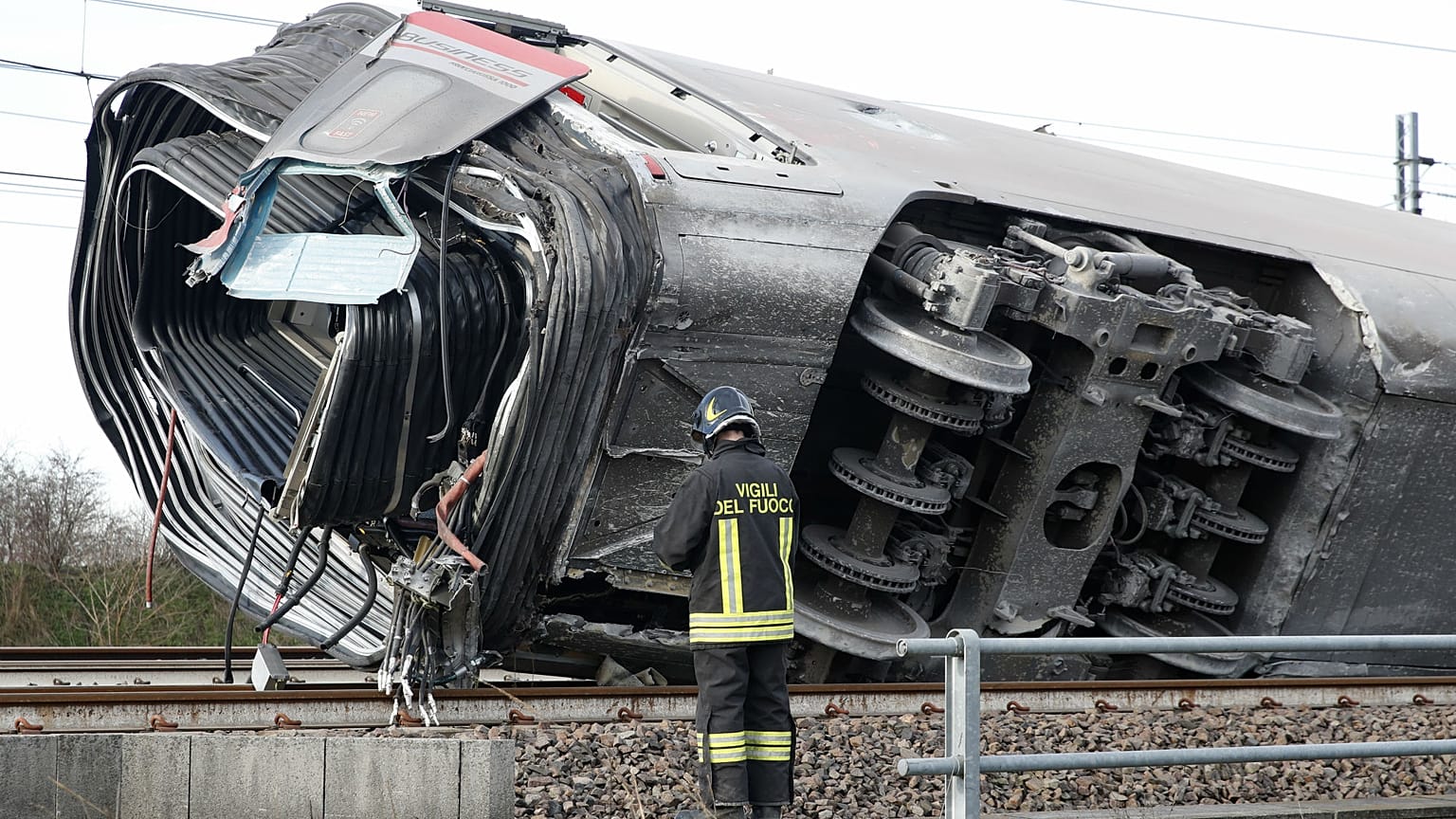 Yüksek hızlı tren İtalya'da raydan çıktı 