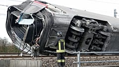 Yüksek hızlı tren İtalya'da raydan çıktı 