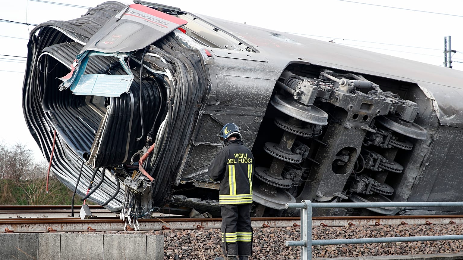Dos muertos y 27 heridos al descarrilar un tren de alta velocidad en Italia