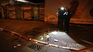 Izraeli rendőrök helyszínelnek a jeruzsálemi támadás után