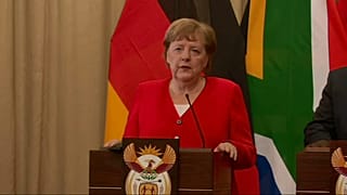Angela Merkel fordert auf einer Pressekonferenz in Südafrika, die Wahl in Thüringen rückgängig zu machen. 6. Feburar 2020
