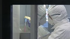 Coronavirus: caccia al farmaco giusto e...all'untore