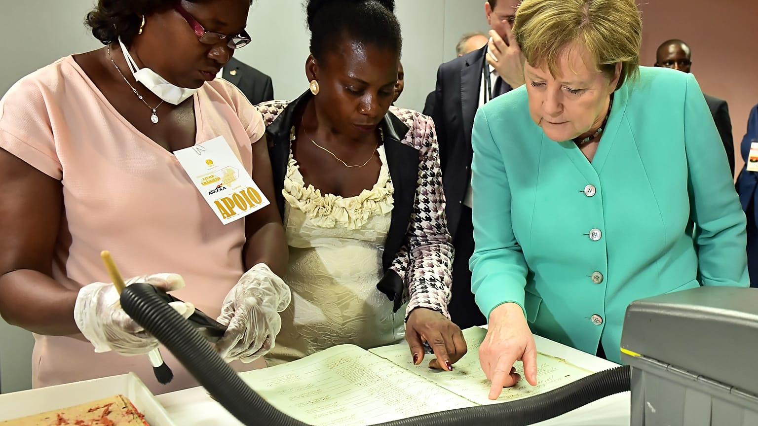 Merkel em Angola com negócios na bagagem