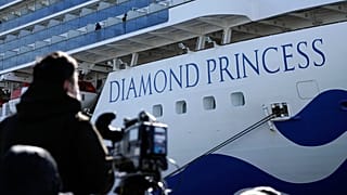 Un periodista con su cámara junto al crucero Diamond Princess, Yokohama, Japón