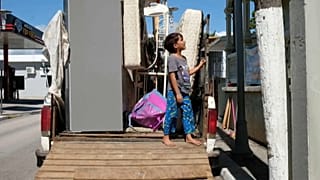 Niño en un camión de mudanzas en Puerto Rico