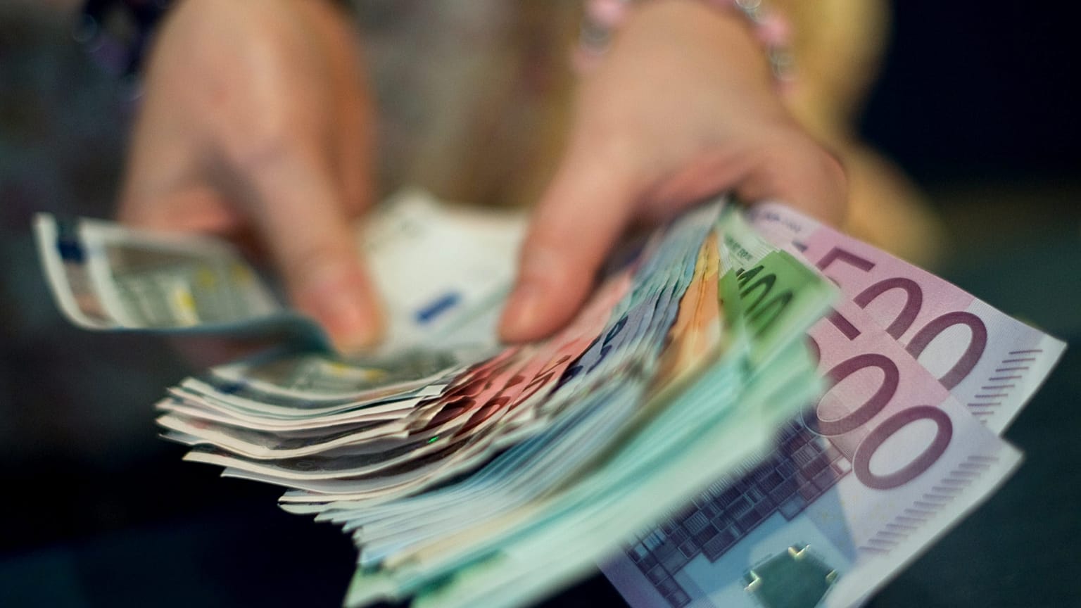 339,3: újabb történelmi mélyponton a forint