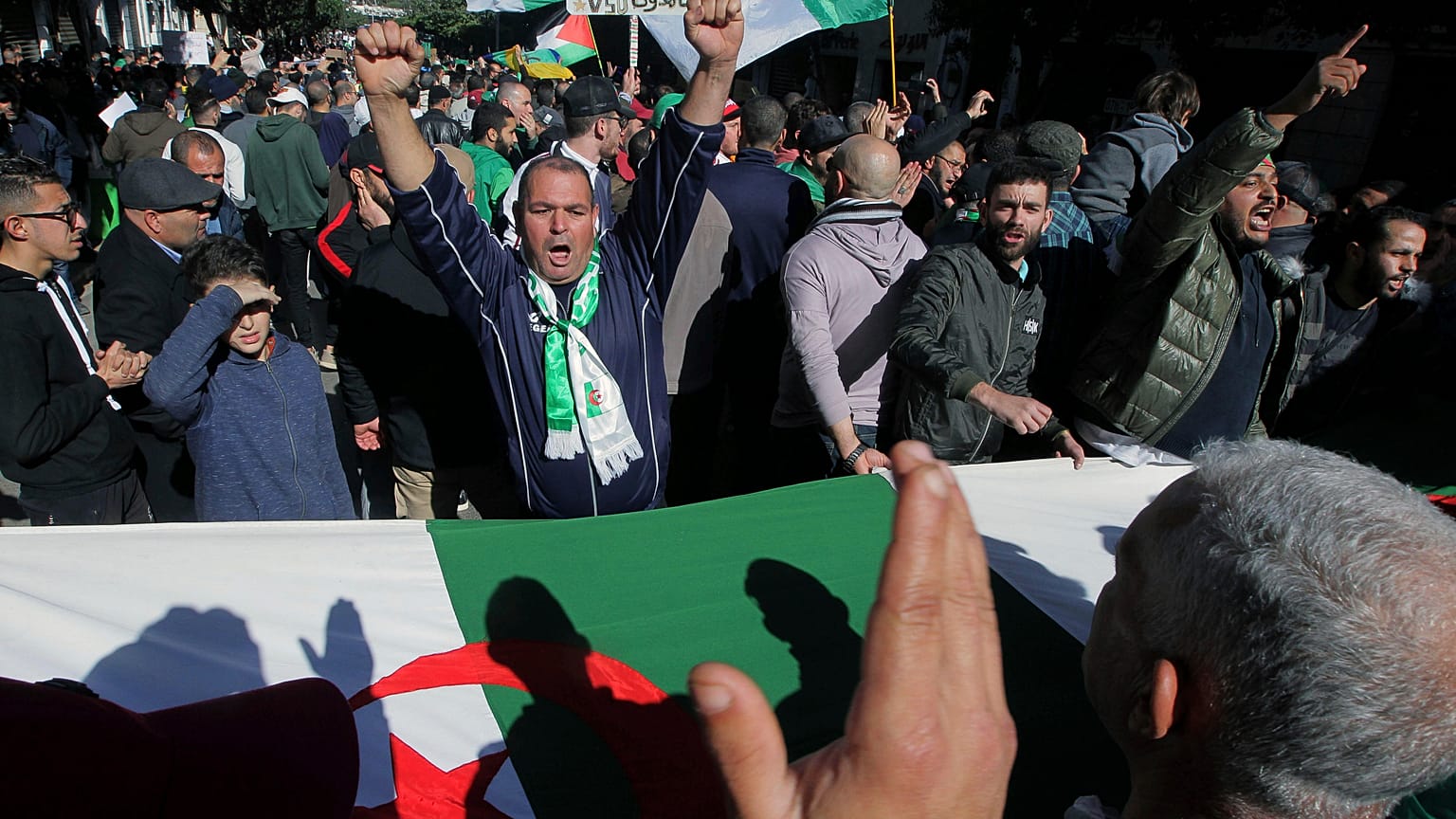 حراك الشارع الجزائري يستعد لإطفاء شمعته الأولى