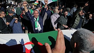 خروج الناس إلى شوارع العاصمة الجزائر في مسيرات كل يوم جمعة للاحتجاج على الحكومة 31/01/2020