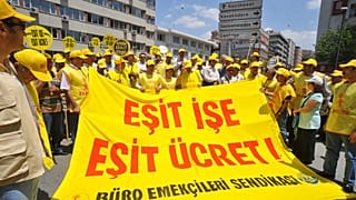 Büro Emekçileri Sendikasına (BES) bağlı kamu çalışanları "eşit işe eşit ücret" pankartlarıyla gösteri düzenledi