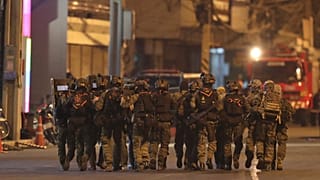 مجموعة من القوات الخاصة أمام مجمع "ترمينال 21" التجاري حيث وقع إطلاق النار 