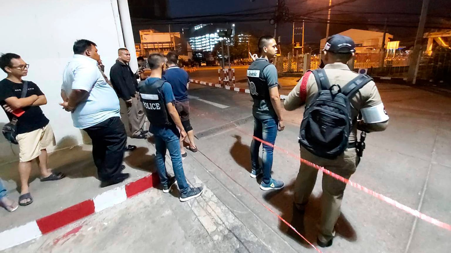 Tayland'da firar edip 26 kişiyi öldüren asker saklandığı alışveriş merkezinde vuruldu 