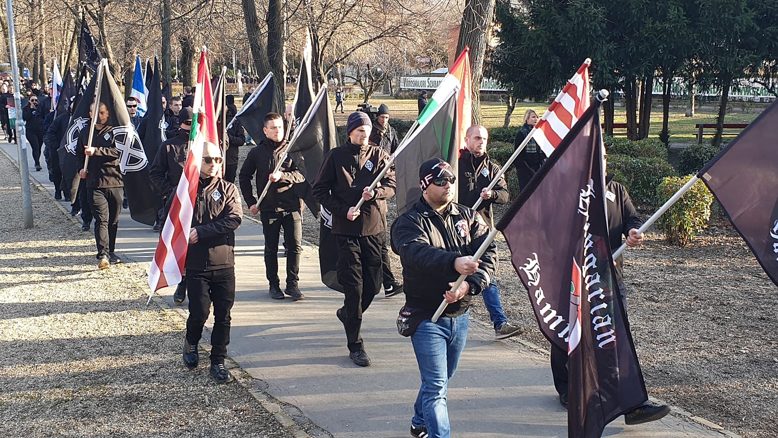 200 méterről néztek farkasszemet egymással a szélsőjobboldali és az antifasiszta felvonulók