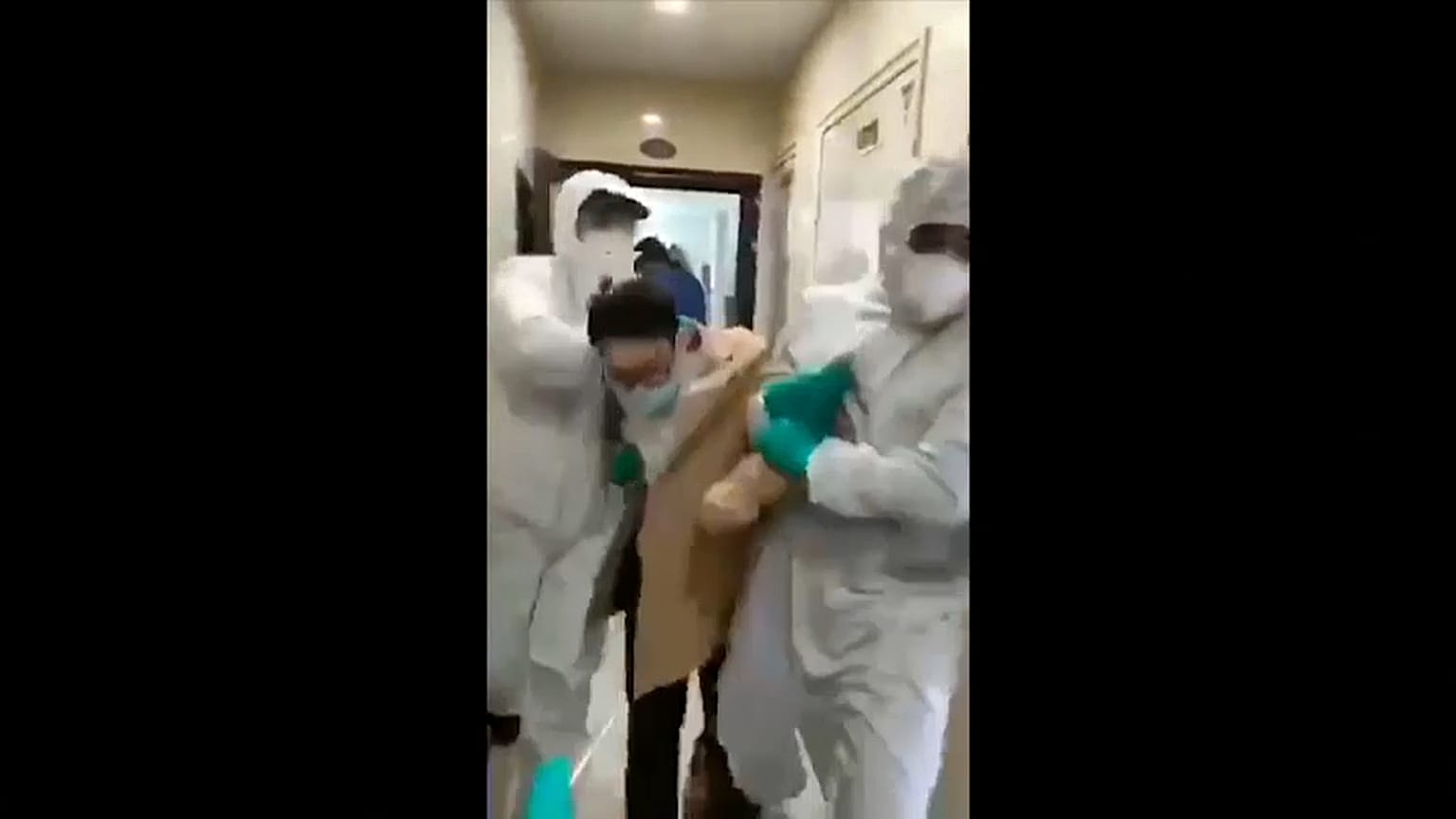 أُخرج أفراد الأسرة من شقتهم عنوة للتأكد من عدم إصابتهم بفيروس كورونا الجديد 