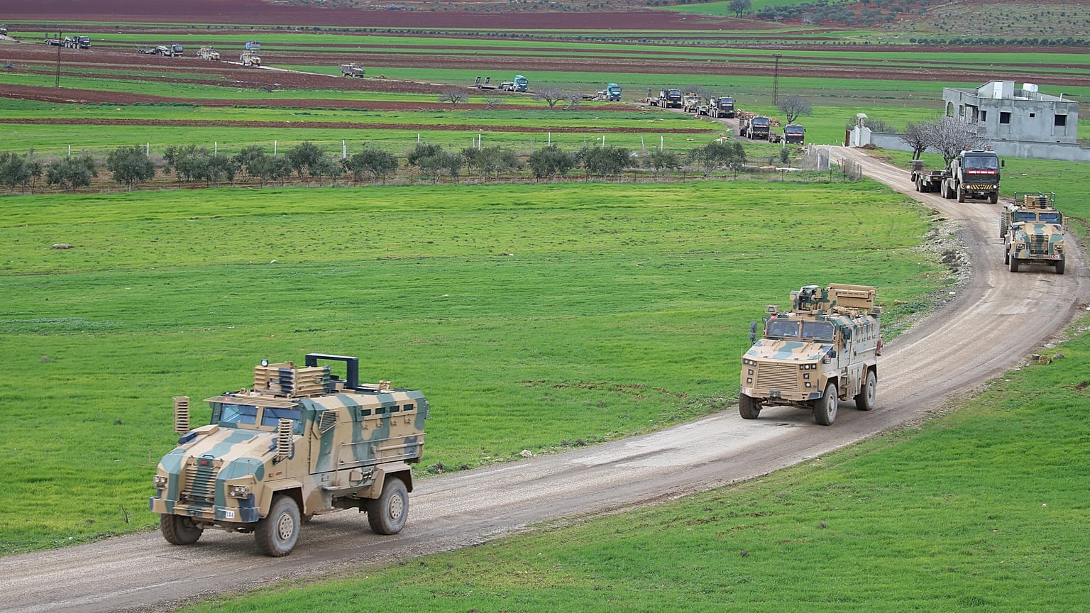 Türk Silahlı Kuvvetleri (TSK), komando, mühimmat ve askeri araçların yer aldığı konvoyu sınır birliklerine sevk etti. 