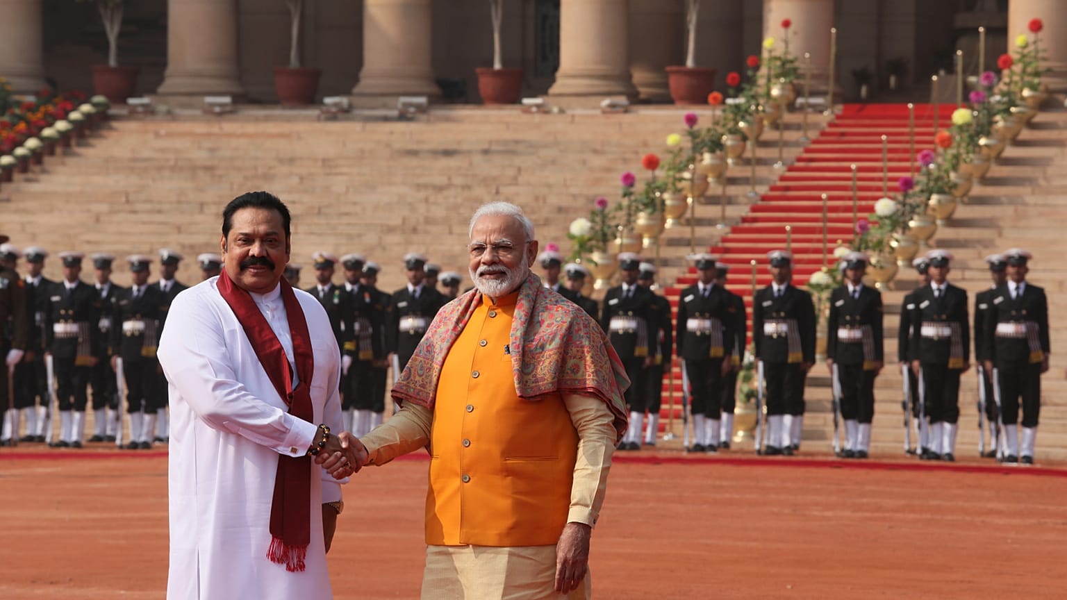 Hindistan Başbakanı Narendra Modi (sağda) ve Sri Lankalı mevkidaşı Mahinda Rajapaksa