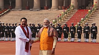 Hindistan Başbakanı Narendra Modi (sağda) ve Sri Lankalı mevkidaşı Mahinda Rajapaksa