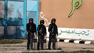 جنود مصريون يقفون أمام سجن برج العرب