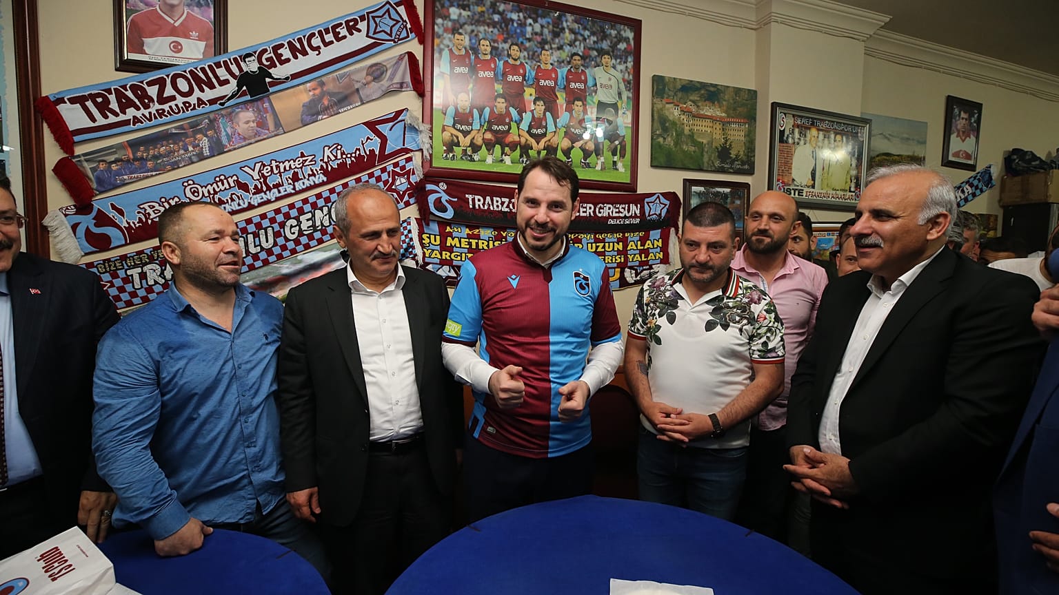 Hazine ve Maliye Bakanı Berat Albayrak Trabzonspor forması ile.