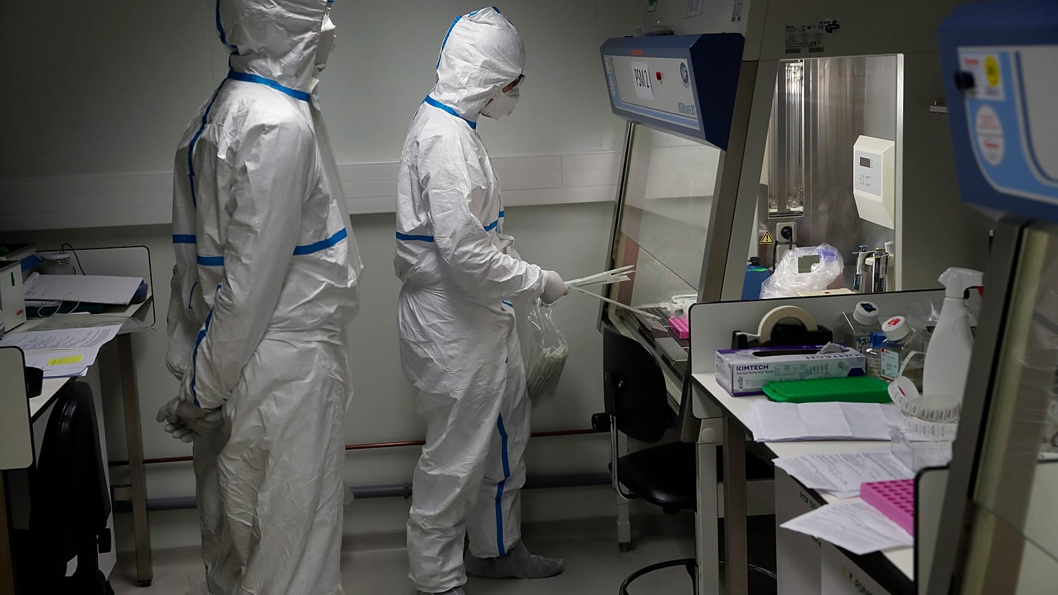COVID-19: Με σοβαρή λοίμωξη του αναπνευστικού το ένατο κρούσμα στην Ελλάδα
