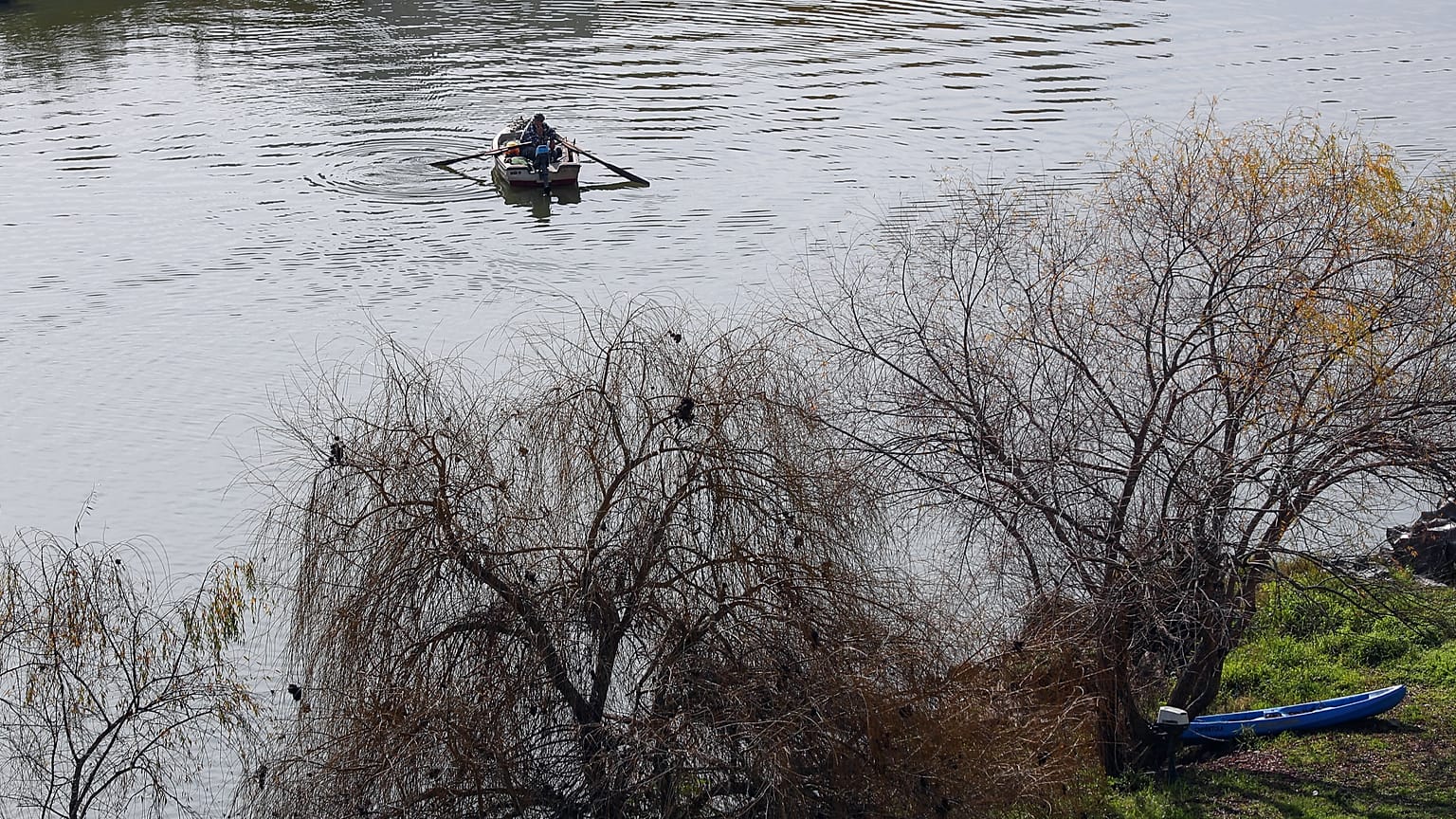 Pescador no rio Guadiana, junto à vila alentejana de Mértola.  NUNO VEIGA/LUSA