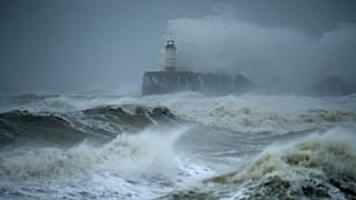 Las olas rompiendo en el puerto y el faro, cuando la tormenta Ciara golpea Newhaven, en la costa sur de Inglaterra, el domingo 9 de febrero de 2020.