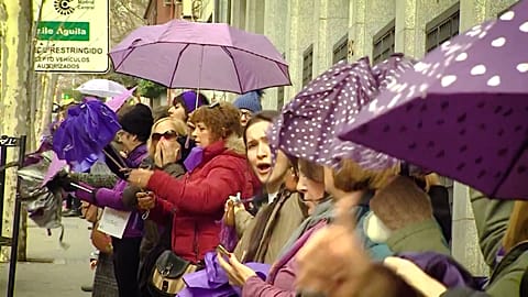 Madrid: Feministinnen-Kette über 7 Kilometer