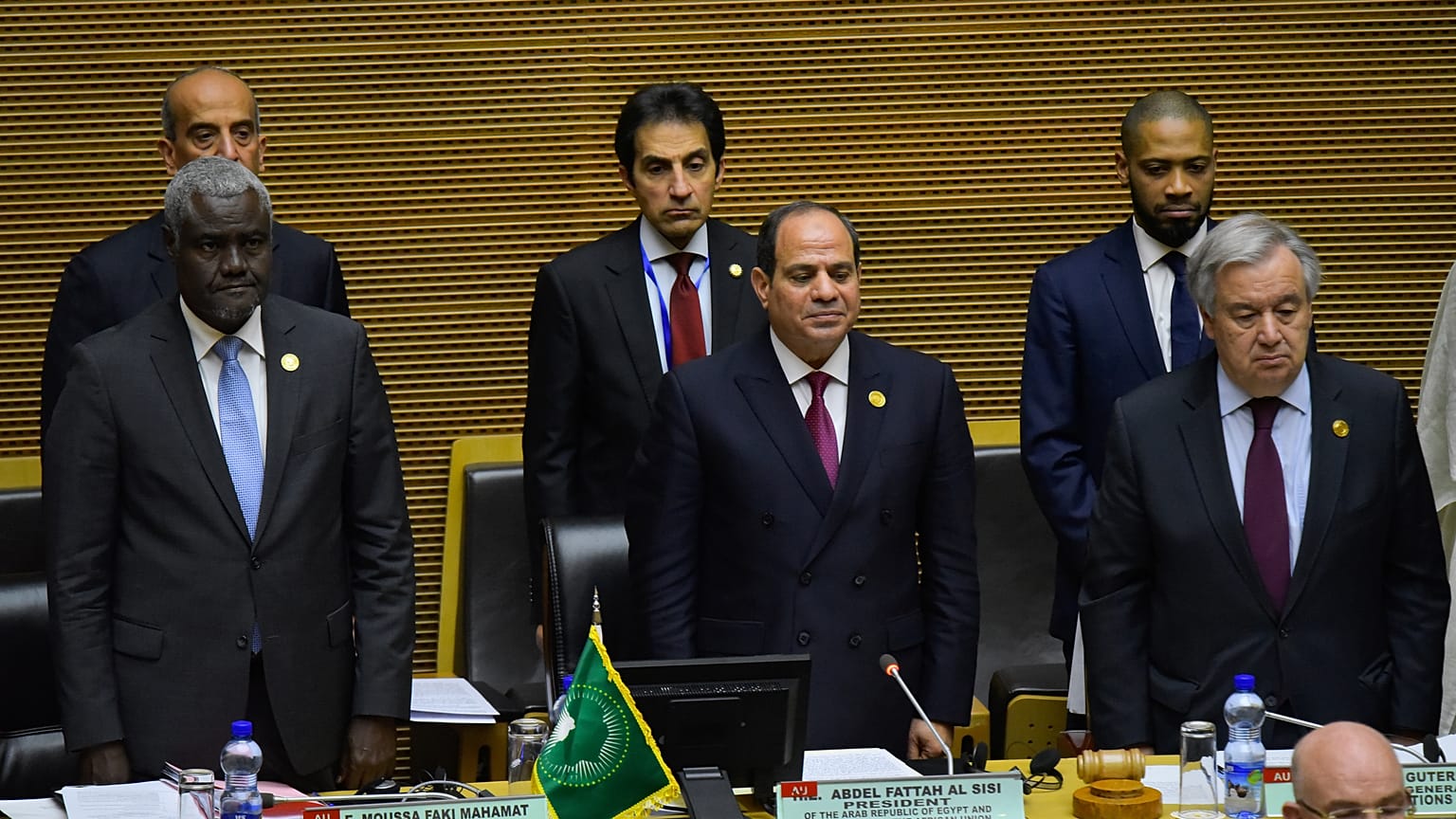 الرئيس المصري عبد الفتاح السيسي والأمين العام للأمم المتحدة انطونيو غوتيريش ورئيس مفوضية الاتحاد الإفريقي موسى فكي محمد في افتتاح القمة الإفريقية 