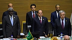 الرئيس المصري عبد الفتاح السيسي والأمين العام للأمم المتحدة انطونيو غوتيريش ورئيس مفوضية الاتحاد الإفريقي موسى فكي محمد في افتتاح القمة الإفريقية 