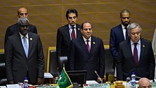 الرئيس المصري عبد الفتاح السيسي والأمين العام للأمم المتحدة انطونيو غوتيريش ورئيس مفوضية الاتحاد الإفريقي موسى فكي محمد في افتتاح القمة الإفريقية