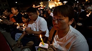 Virrasztás a thaiföldi vérengzés áldozatainak emlékére