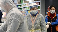 Employés et clients d'un supermarché de Wuhan, le 10 février 2020.