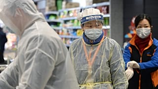 Employés et clients d'un supermarché de Wuhan, le 10 février 2020.
