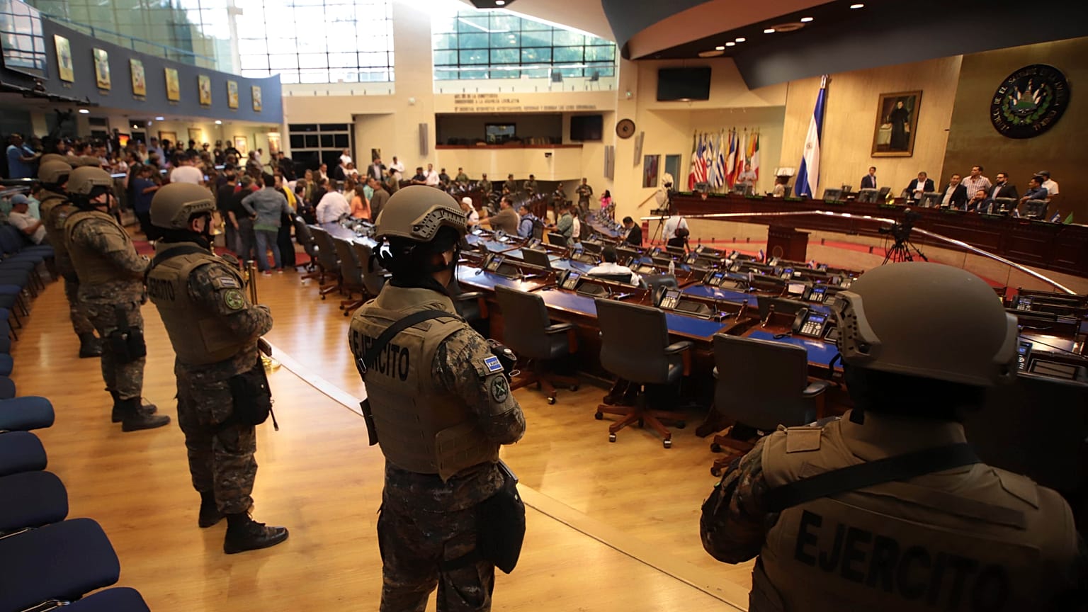 Militares armados con rifles de asalto en el Parlamento salvadoreño