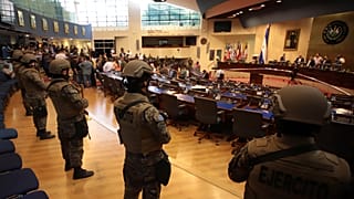 Militares armados con rifles de asalto en el Parlamento salvadoreño