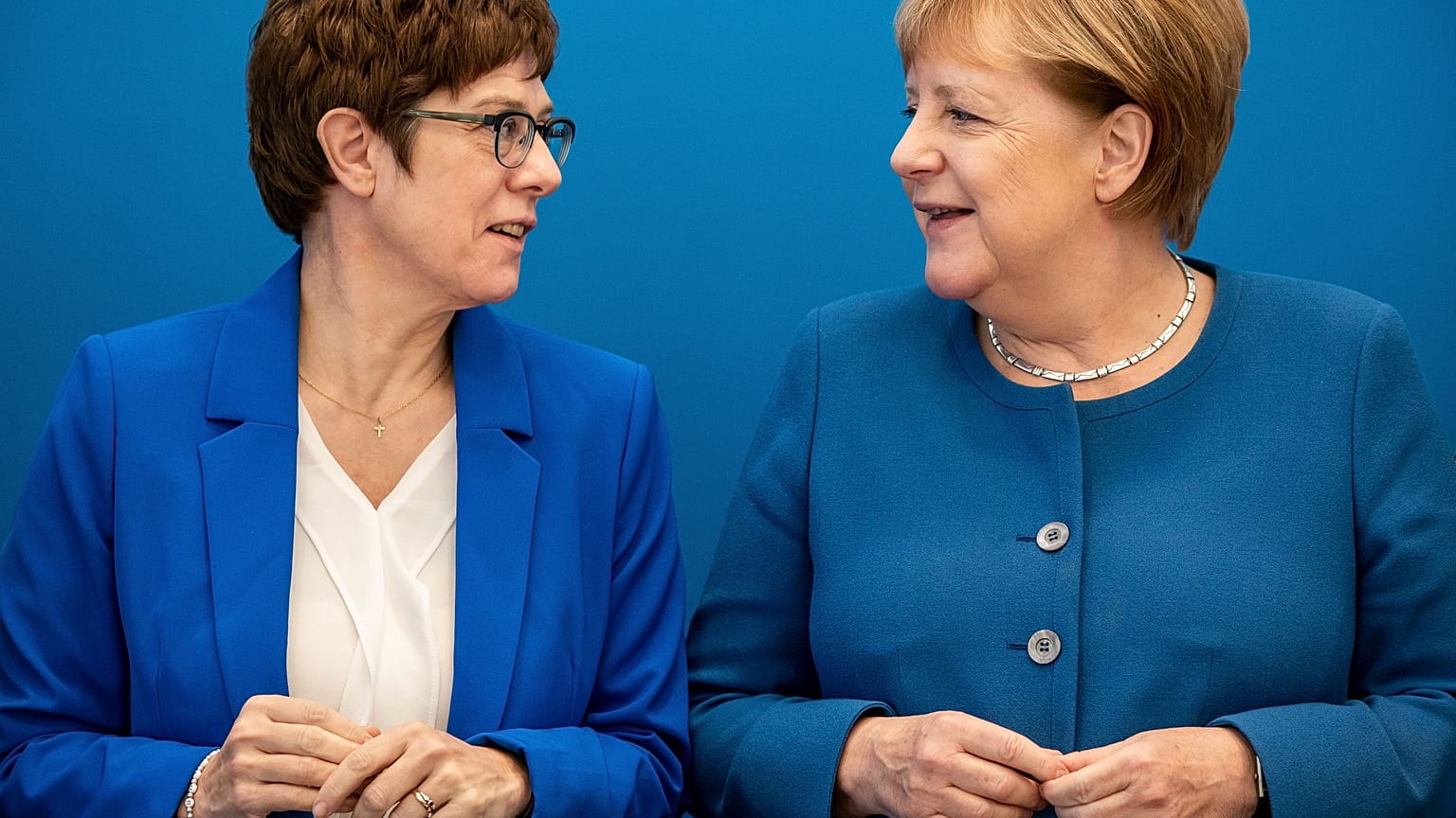 Almanya'da siyasi kriz: Başbakan Merkel'in yerini alması beklenen Annegret Karrenbauer'den geri adım
