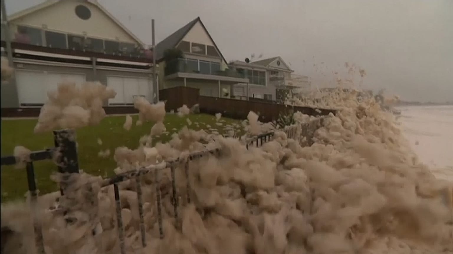 Heavy rains to continue to lash eastern Australia as thousands left without power