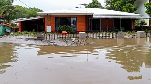 Sintflutartige Regenfälle setzen Sydney unter Wasser 