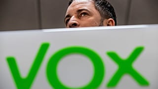 Imagen de archivo. Santiago Abascal, líder de Vox, tras el logotipo del partido